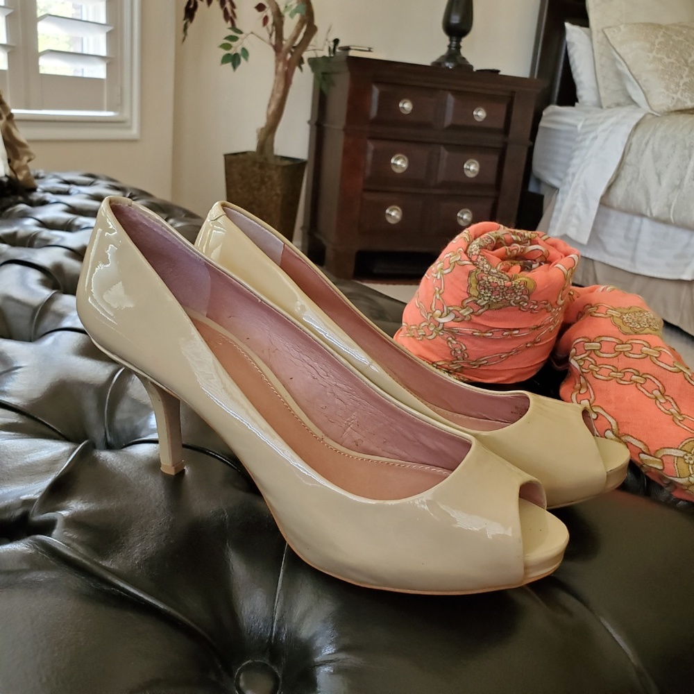 3/$15 Vince Camuto Tan Peep Toe Heels 8.5
